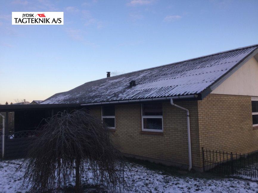 Gul murstens villa med sne på taget