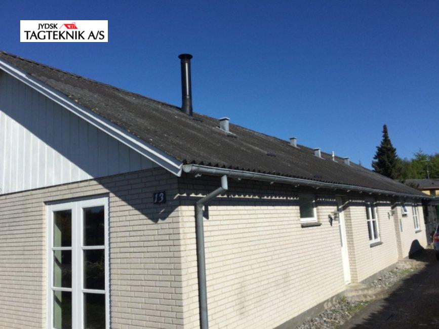 Grå murstens villa med sort tag