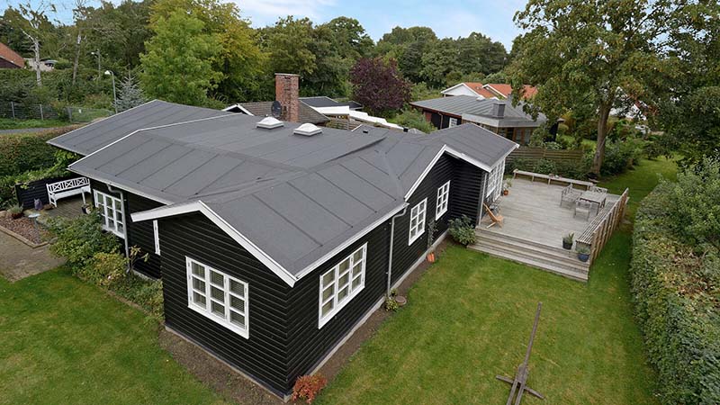 Tagpap tag på sort træ hus