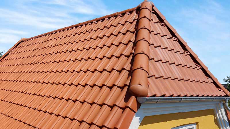 Klassisk dansk tegl tag i rødt på gult hus