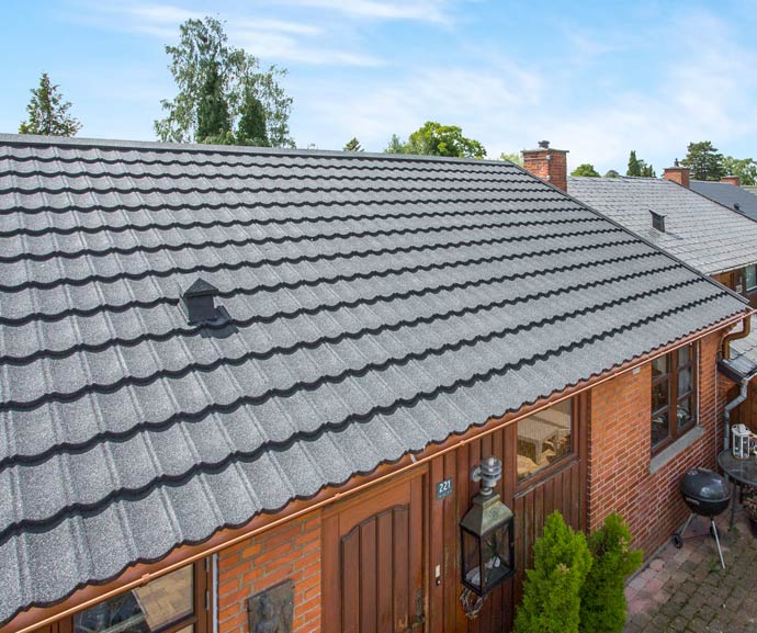 Decra Classic tag på rød murstensvilla