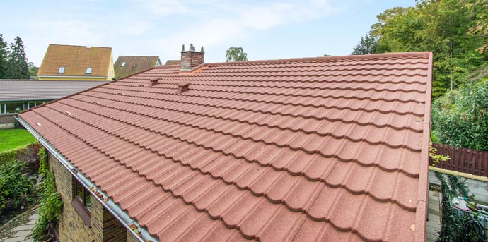 Decra Classic i rød på murstensvilla