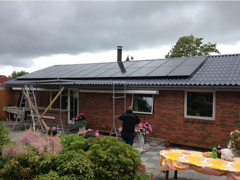 Jydsk-Tagteknik-solceller-i-graavejr