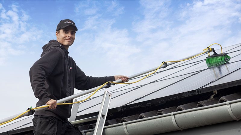 Jydsk Tagteknik renser solceller med en blød børste og blødgjort vand