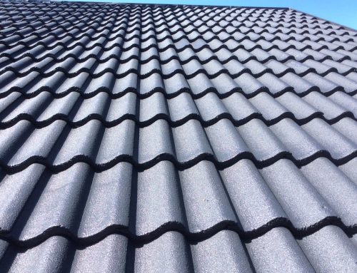 Villaen i Silkeborg det gamle betontegltag, taget står nu som nyt, husejer valgte af skifte farven på taget fra rødt til sort