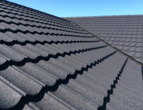 Villaen i Silkeborg fik det gamle Decra ståltag, renset og malet, taget står nu som nyt, husejer valgte af skifte farven på taget fra rødt til sort